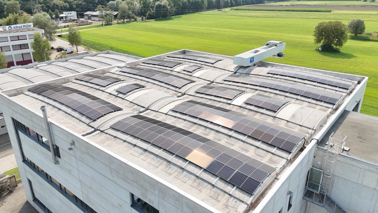 Veduta aerea dello stabilimento Bicore SA con le file di moduli fotovoltaici sul tetto dei capannoni