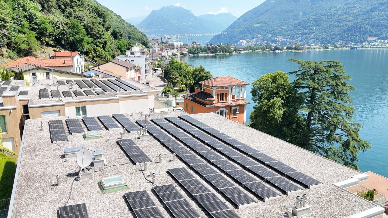 Tetto piano del Palace Melide Vushleger con le file di moduli fotovoltaici affacciate sul Lago di Lugano